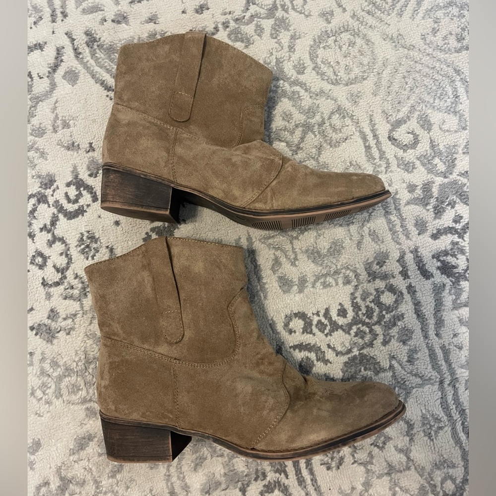 Women’s boutique tan mini cowgirl/dress boots/ booties